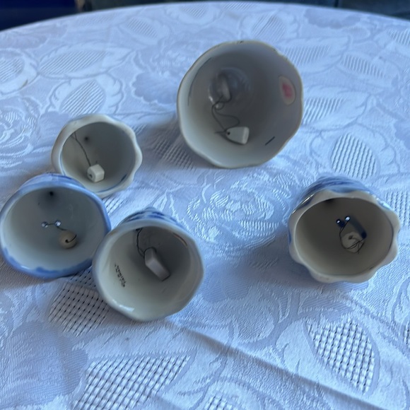 Currier and Ives 5 piece porcelain cobalt blue winter scene bell set - Picture 3 of 6